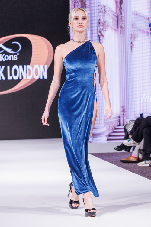 Saphira — The Unbound Gown