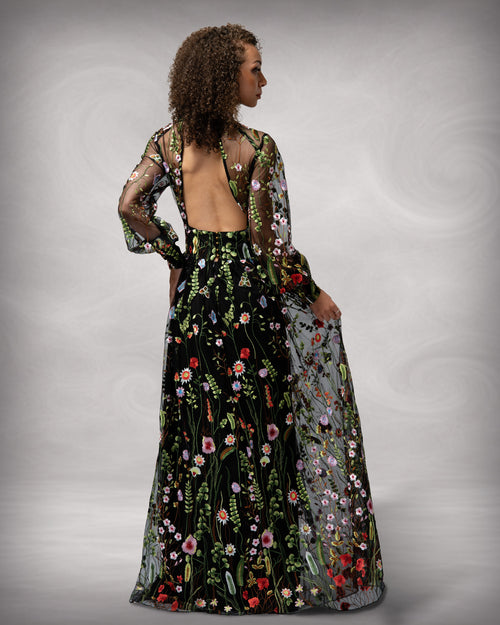 Woman wearing a floral dress with a gray background [color_id:black]