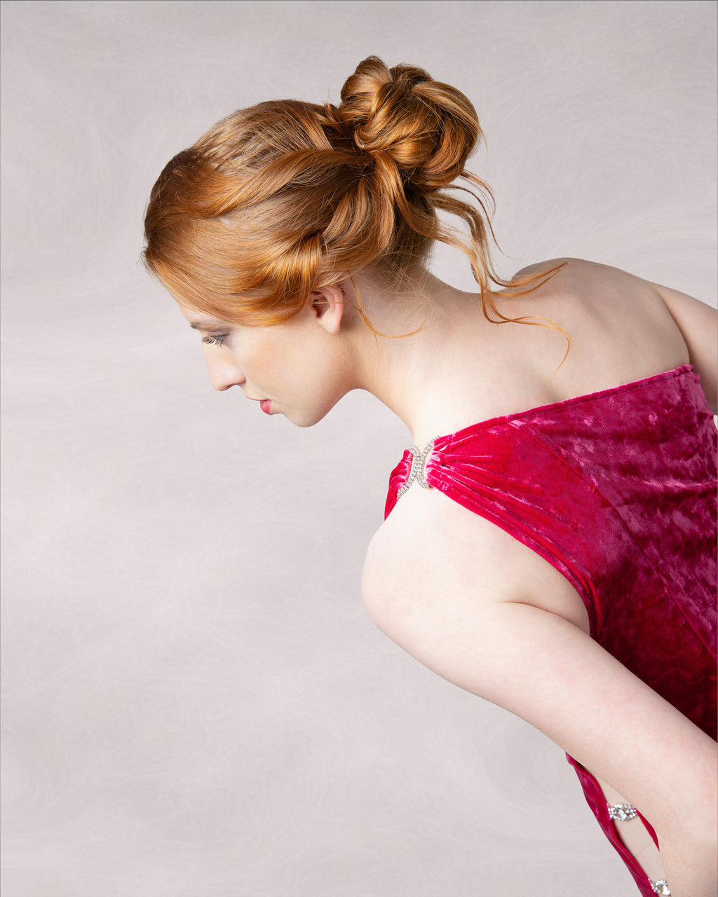 Woman in a red dress with a plain background [color_id:pink]