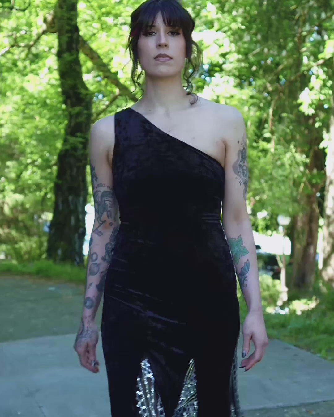 [color_id:black] [model_size:M]  [dress_size:L] 
